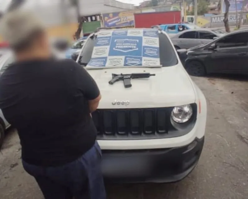 Com o acusado foi recuperado o carro roubado e uma réplica de fuzil 556