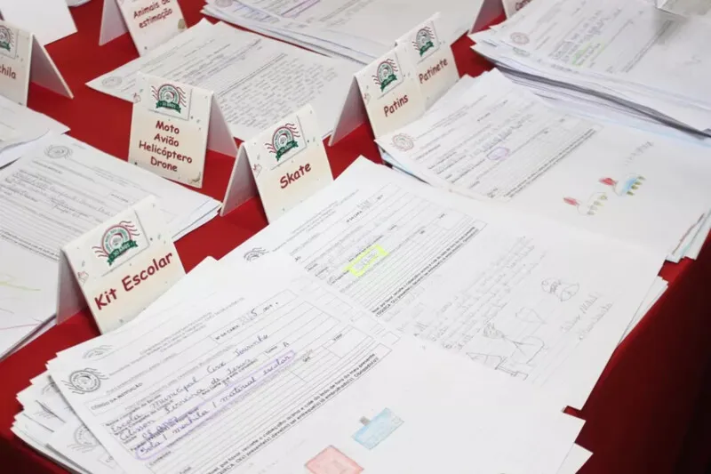 São várias cartas com pedidos de presente para todos os bolsos
