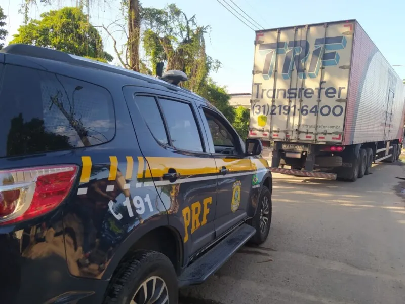 Os veículos foram encaminhados à Polícia Civil