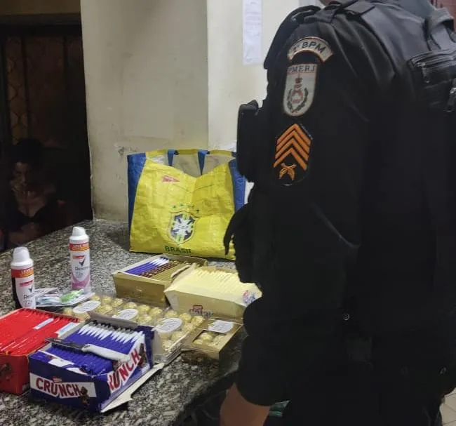 Ela foi levada para a delegacia pelos policiais do 2ºBPM (Botafogo)