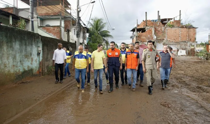 Castro chegou ao 4º Grupamento de Bombeiro Militar (GBM), em Nova Iguaçu, de onde seguiu para algumas regiões atingidas.