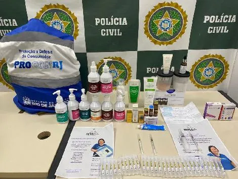As equipes encontraram também uma câmara de bronzeamento artificial