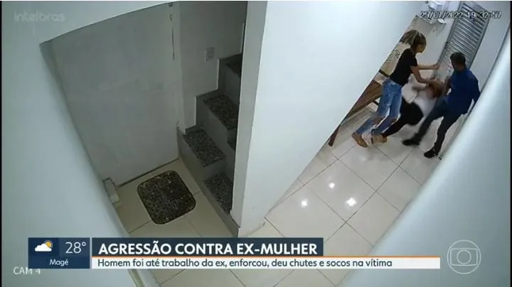 A agressão foi flagrada pelas câmeras de segurança do local