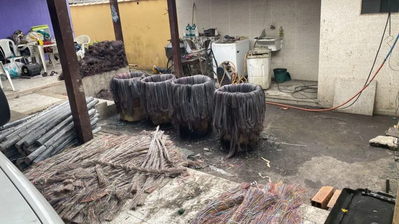 No local, os policiais encontraram cabos de cobre já cortados e uma quantidade separada que estava sendo queimada