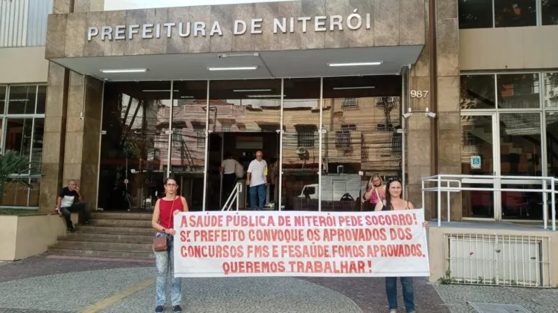 As pessoas esperam ser chamadas por suas vagas de direito