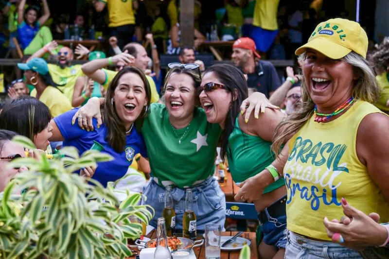 Imagem ilustrativa da imagem Torcida em São Francisco vibra com goleada do Brasil