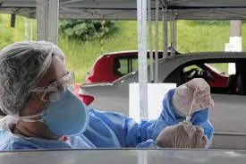 O município está aplicando a quarta dose ou segunda dose de reforço para pessoas a partir de 50 anos