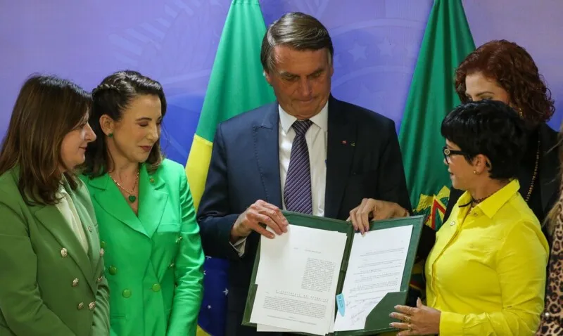 Bolsonaro sanciona Lei Henry Borel