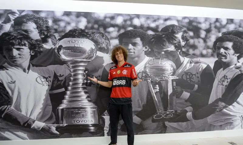 Apresentação de David Luiz ao Flamengo em setembro do ano passado