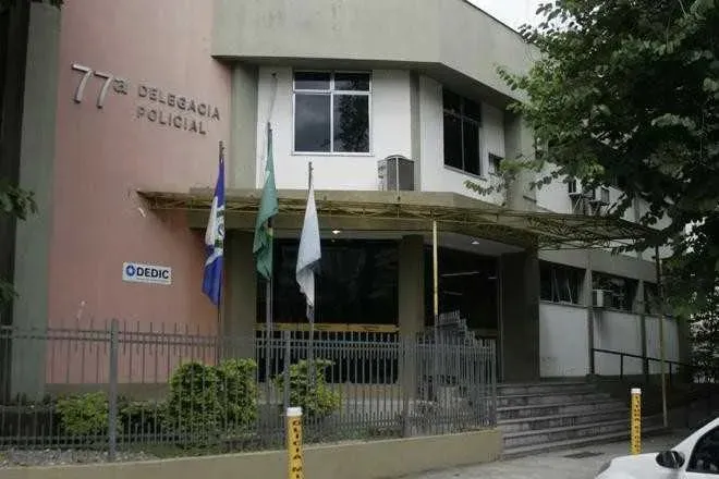 Após a ação, os dois homens foram levados para a delegacia