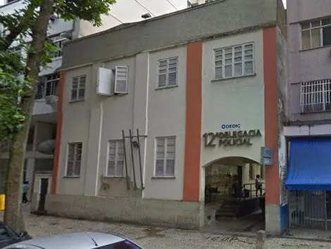 Agentes da 12ª DP (Copacabana) recolheram depoimentos e evidências para apurar se homicídio foi culposo ou doloso