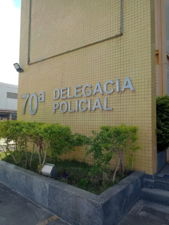 Com o suspeito foram apreendidos um automóvel, uma máquina de cartões de crédito e diversas documentações