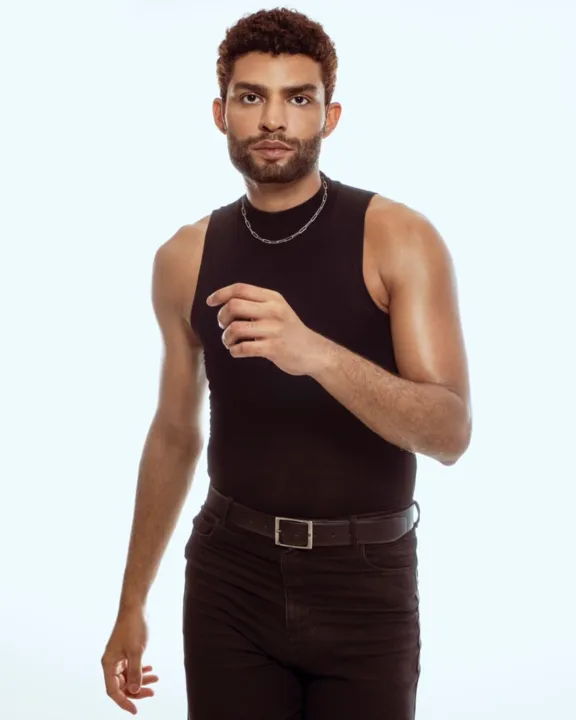 Destro, que canta desde os 6 anos de idade por influência de um rádio relógio de seu tio, se desenvolveu musicalmente na igreja