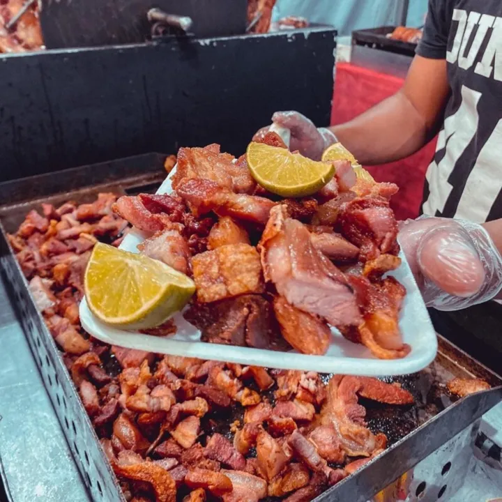 Para os amantes da carne de porco, o festival oferece diversos pratos deliciosos