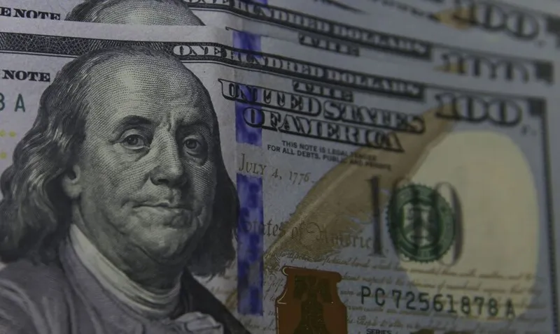 O dólar comercial encerrou esta segunda-feira (18) vendido a R$ 4,648, com queda de R$ 0,048 (-1,02%)