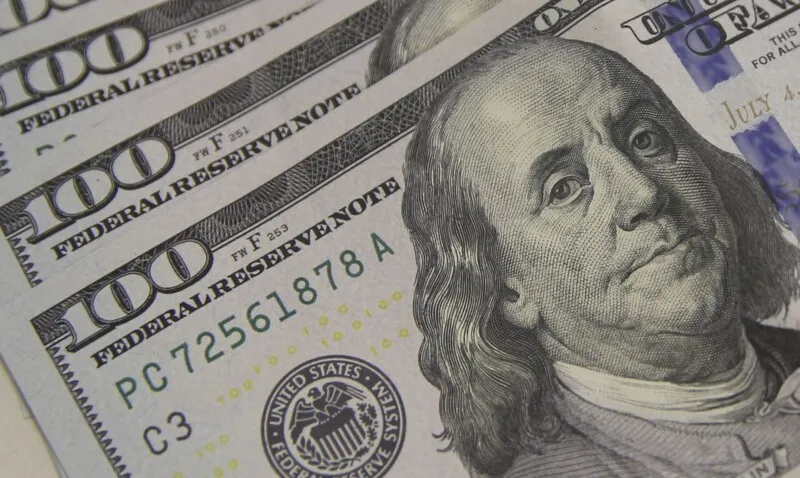 Com o desempenho de hoje, o dólar acumula queda de 1,49% em abril. Em 2022, o recuo chega a 15,89%