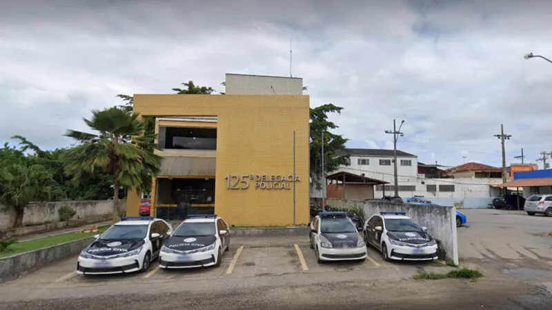 Mulher foi encontrada com drogas na comunidade Buraco do Boi e, de lá, foi levada para a 125ª DP (São Pedro da Aldeia)