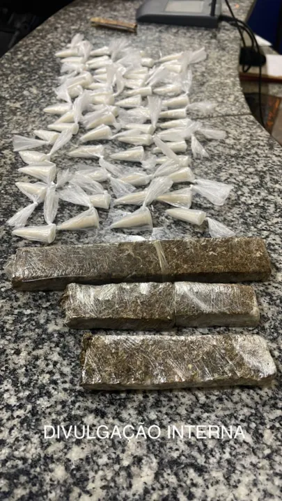 Com ele, os agentes apreenderam maconha e cocaína