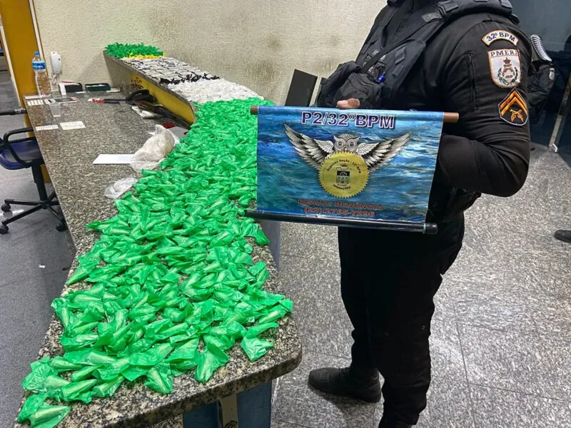 Ao todo, 661 pinos de cocaína, 668 pedras de crack e 119 trouxinhas de maconha foram apreendidos