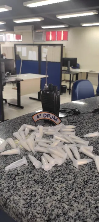 Foi apreendido um rádio e drogas com ele