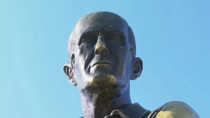 Estátua de Carlos Drummond tem óculos furtados