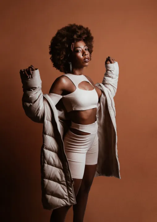 Ella Fernandes é cantora, atriz e poeta, moradora do município de São Gonçalo
