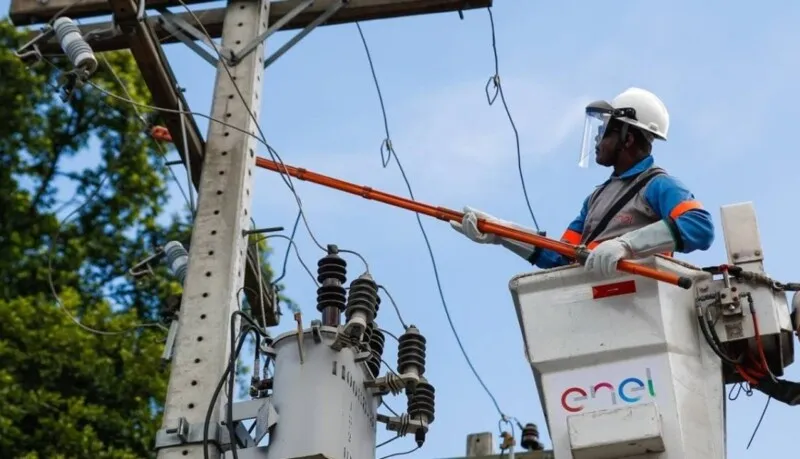 Para conscientizar a população sobre o perigo do furto de energia, a Enel Distribuição Rio realiza, além dos operativos, diversos projetos sociais em comunidades, com informações sobre o uso eficiente de energia elétrica