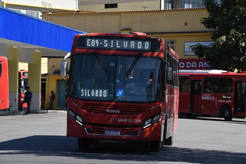 Vermelhinho da linha E04, em Maricá