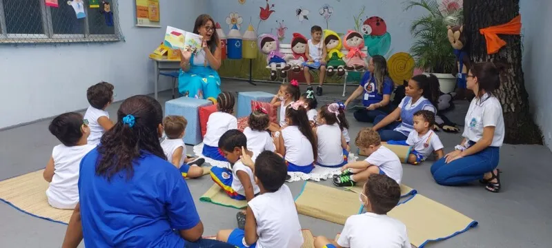 No início da tarde, as crianças do Ensino Infantil conheceram a história dos lobos famintos
