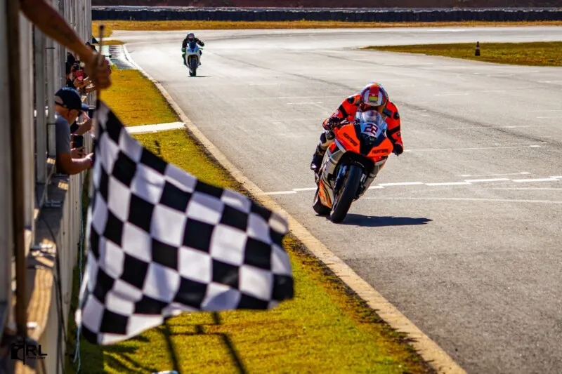 Imagem ilustrativa da imagem Policial supera traumas após lesão e conquista o Carioca de Superbike