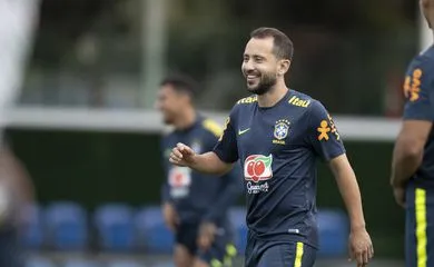 Everton Ribeiro durante passagem pela seleção  brasileira em 2019