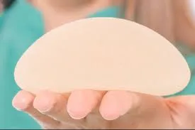 A procura pela mamoplastia de aumento (colocação de implantes de silicone) ainda é muito maior