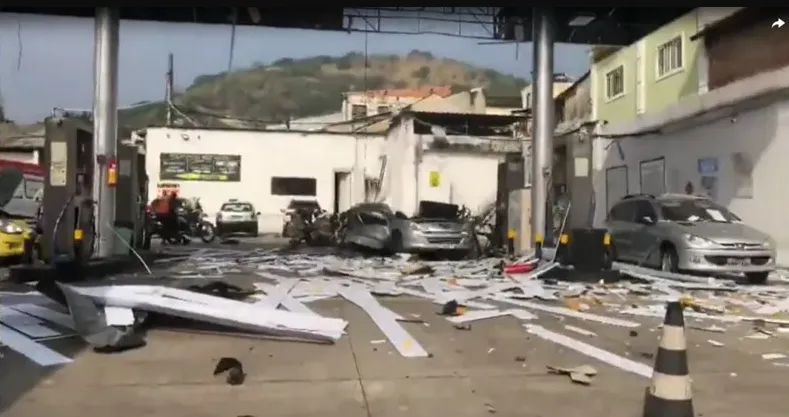 Carro ficou completamente destruído com a explosão