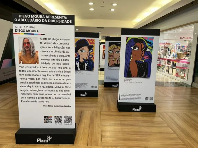 A exposição estava exposta no corredor do terceiro piso do Plaza