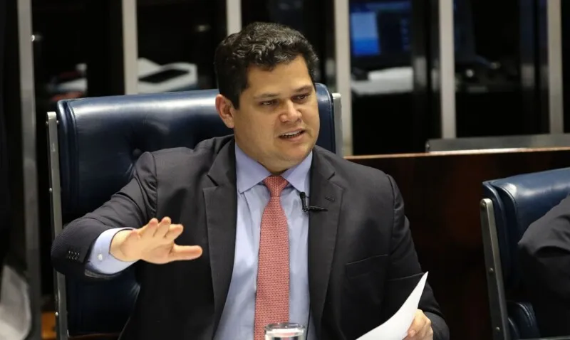 Davi Alcolumbre foi internado com fortes dores abdominais