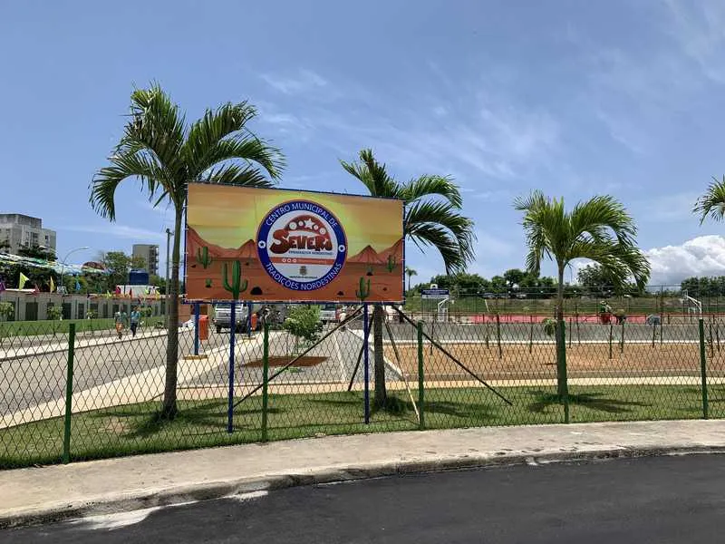 O evento contou na mesa com representação da Secretaria Municipal de Cultura, de Obras, do Conselho Municipal de Cultura, dos feirantes e da Associação de Moradores de Neves