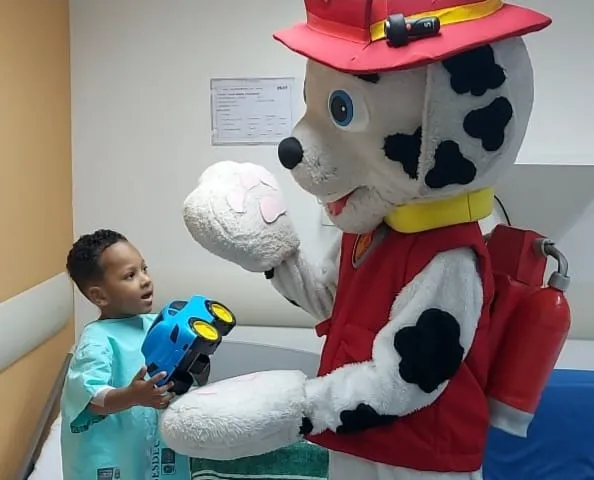 "Mãe, olha o cachorro grande!!", gritava Isaac Miguel, um dos mais animados da festa, apontando para o personagem da Patrulha Canina