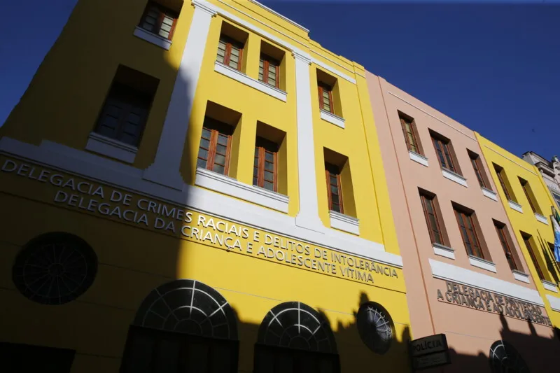 O homem foi detido por agentes da Delegacia de Crimes Raciais e Delitos de Intolerância (Decradi)
