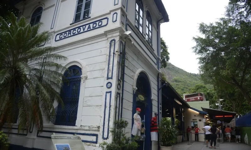 A forte chuva na madrugada de quarta-feira provocou um deslizamento de terra e a queda da árvore perto da estação Paineiras