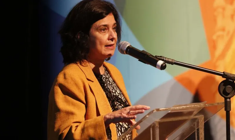 Ministra da Saúde se comprometeu a normalizar abastecimento de vacinas