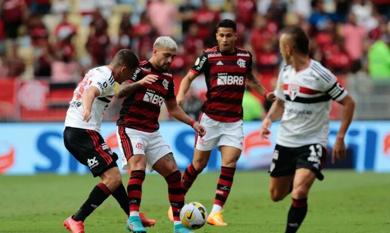 São Paulo e Flamengo se enfrentam por uma vaga na final