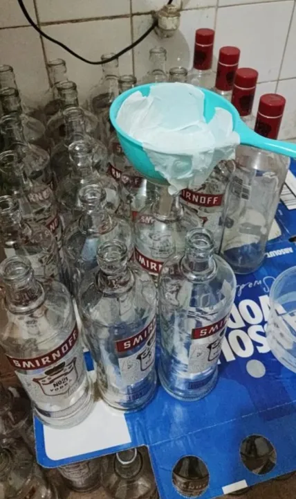 Centenas de garrafas com rótulos de marcas famosas foram apreendidas