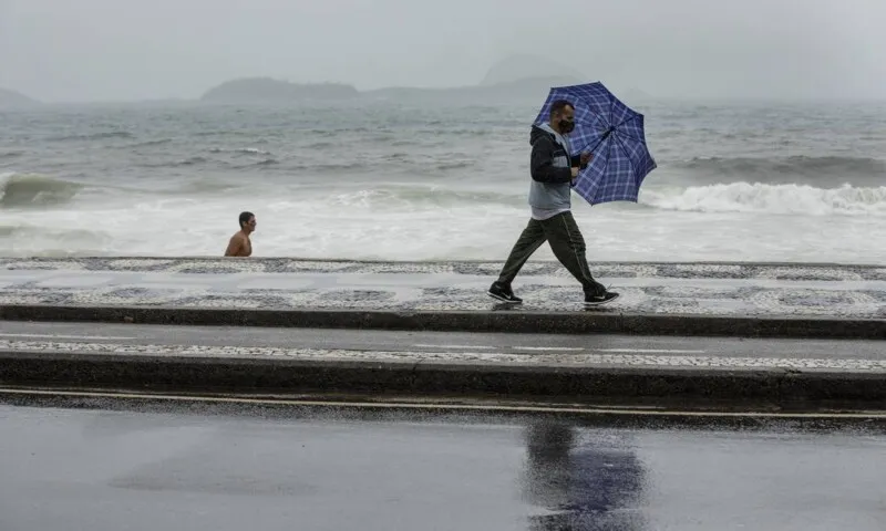 Ainda pode chover fraco no domingo, mas de forma isolada durante a madrugada