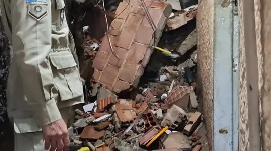 As equipes de salvamento foram acionadas por volta de 8h25 para se deslocar até o local do desabamento