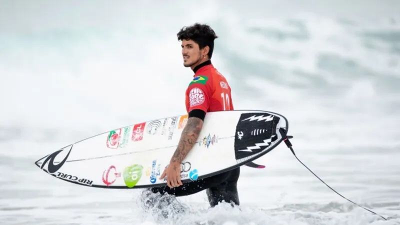 Gabriel Medina é visto curtindo praia no Rio de Janeiro