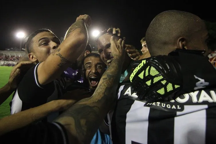 Gatito Fernández celebrando com companheiros