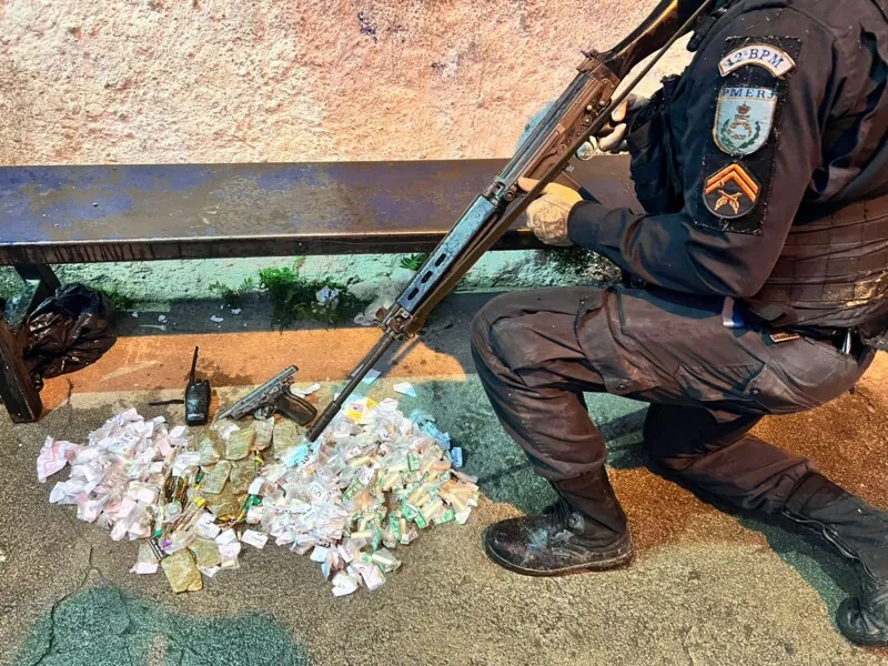 Drogas e uma arma foram apreendidas