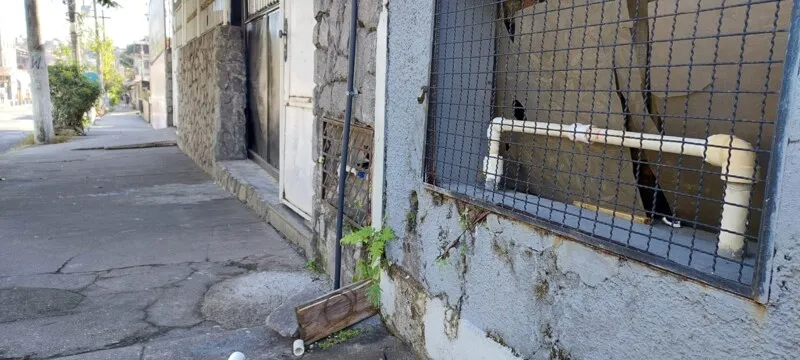 Moradores precisaram improvisar para conter o vazamento de água
