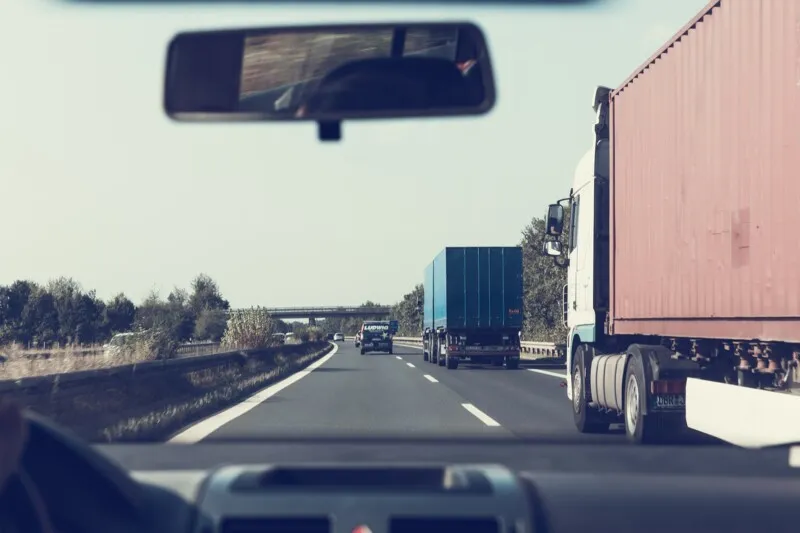 Para licenciar, é necessário pagar GRT e multas atrasadas, e agendar serviço