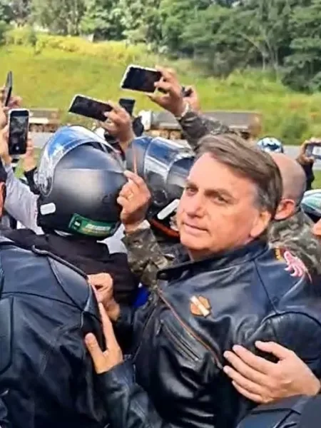 Presidente participou de uma motociata nesta sexta-feira (15)